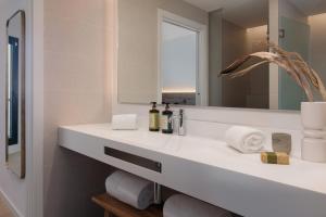 巴塞罗那Tembo Barcelona的浴室设有白色水槽和镜子