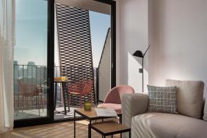巴塞罗那Tembo Barcelona的带沙发的客厅和阳台