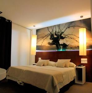 La SolanaHotel La Casota的一间卧室配有一张壁画床