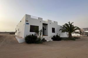 塞博河畔卡莱塔Casa Olga的沙漠中的一个白色房子