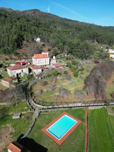 维亚纳堡Quinta São Francisco Rural Resort - Regina Hotel Group的享有带游泳池的庄园的空中景致