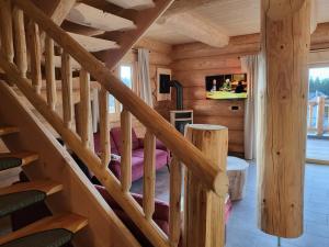 乌尔里希斯贝格Böhmerwald Lodges的小木屋内的楼梯,设有卧室