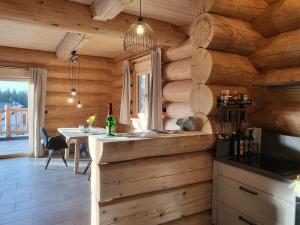 乌尔里希斯贝格Böhmerwald Lodges的小木屋内的厨房,配有柜台和桌子