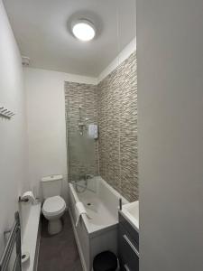 Stylish Ground Floor Apartment Nr Gloucester Docks, by Sauvignon Stays的浴室配有卫生间、浴缸和水槽。