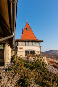 VlahaHarmonia Mundi的山坡上一座带橙色屋顶的房子