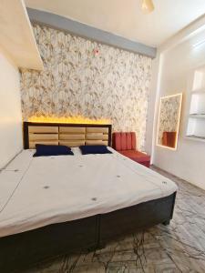 乌贾因Shivay homestay ujjain的一间卧室,卧室内配有一张大床