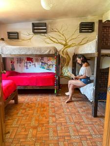 圣克里斯托瓦尔-德拉斯卡萨斯Historika Hostel Cultural的坐在房间双层床上的女人