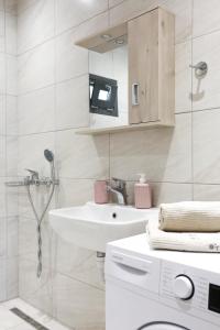 古尔内斯Nikolas Villa的白色的浴室设有水槽和镜子