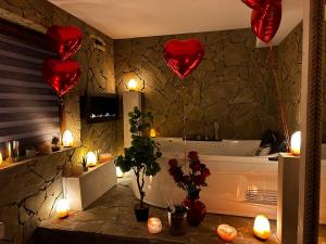 Trzy Kopce的一间带红色心脏气球和浴缸的浴室