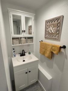 夏延Basement Bliss: Cozy Getaway的白色的浴室设有水槽和镜子