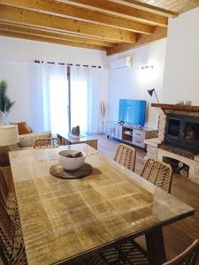 阿罗约弗里奥Duplex El Refugio de La Bolera的客厅,配有桌子和碗