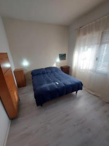 特雷维索Carpe Diem的一间卧室设有蓝色的床和窗户。