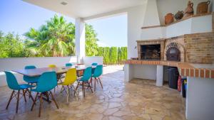 Sant Francesc de s'EstanyVilla Domino Ibiza的一间带桌椅和壁炉的用餐室