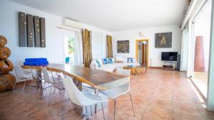 Sant Francesc de s'EstanyVilla Domino Ibiza的一间带木桌和白色椅子的用餐室