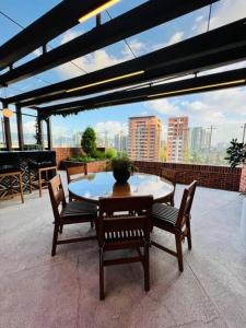 危地马拉Apartamento 2 Habitaciones, Edificio Airali, Zona 10, Napoles的美景庭院内的桌椅