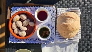 阿索马达Canto Rojo, La Asomada con vistas a Lobos的盘子,盘子上放着一碗坚果和三明治