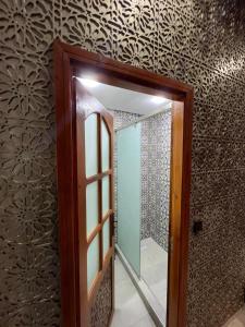 拉巴特Riad el wazzania的浴室内一面镜子,一面墙