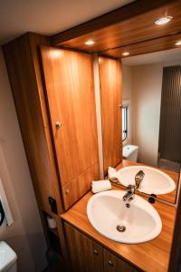 希欧福克Siocamping的一间带水槽和镜子的浴室