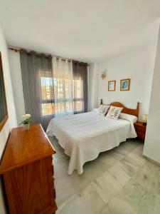 托罗克斯科斯塔Apartamento Arena y Sal的一间卧室设有一张大床和一个窗户。