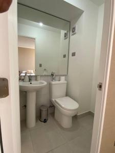蒙特港Depto nuevo con estacionamiento的白色的浴室设有卫生间和水槽。