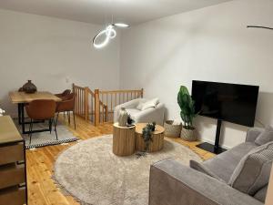 柏林Cozy Apartment at Bergmannkiez的带沙发、电视和桌子的客厅