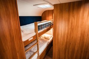 希欧福克Siocamping的双层床间设有两张双层床和衣柜。