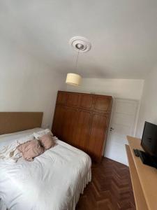 蒙得维的亚Apartamento en Montevideo的一间卧室配有一张带木制床头板的床