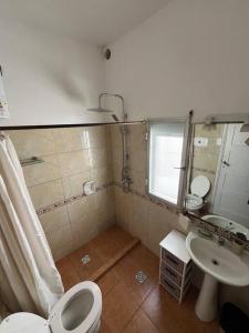 蒙得维的亚Apartamento en Montevideo的一间带卫生间、水槽和镜子的浴室