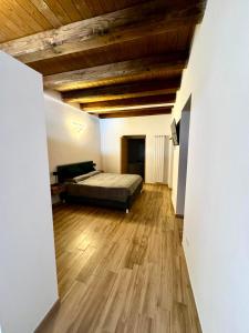 拉奎拉Maison Costa Masciarelli的一间卧室设有一张床和木制天花板