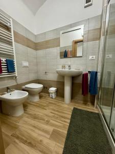 拉奎拉Maison Costa Masciarelli的一间带水槽、卫生间和镜子的浴室