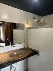 杰里科科拉Pousada Coral Negro的一间带水槽和镜子的浴室