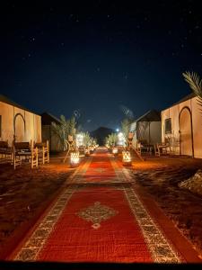 梅尔祖卡Sahara Tours luxury camp的街上晚上有灯