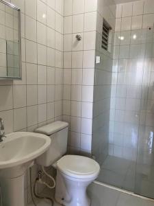 伊瓜苏Studio ótima localização的浴室配有卫生间、盥洗盆和淋浴。