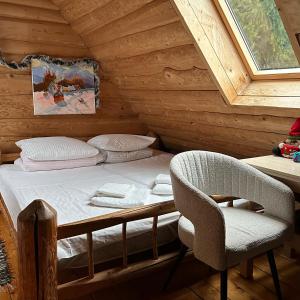 塞尼维斯卡波利亚纳Будинок Художника的小屋内一间卧室配有一张床和一把椅子