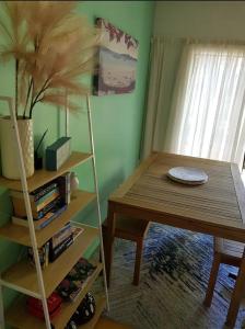莫图伊卡Cozy Glamping Cabins的一间带桌子和书架的用餐室