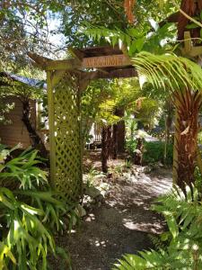 莫图伊卡Cozy Glamping Cabins的带有欢迎标志的花园
