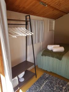 莫图伊卡Cozy Glamping Cabins的小型客房配有双层床,提供双层床。