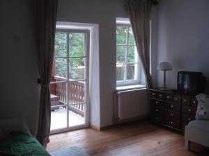 昂特保科洛佩因兰德佛尔克公寓的卧室设有滑动玻璃门和阳台