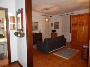 威尼斯Ada home的客厅配有黑色沙发和水槽