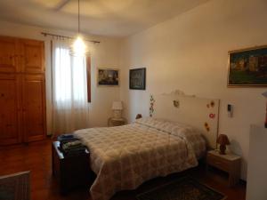 威尼斯Ada home的一间卧室设有一张床和一个窗口