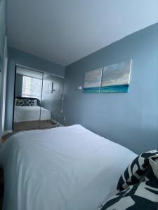 温哥华Condo in Downtown的卧室设有一张白色大床和一扇窗户。