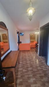 伊科德洛斯维诺斯Finca Aurora Ecorural的客厅配有沙发和桌子