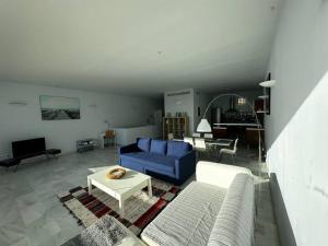 阿尔么丽亚Casamar的客厅配有蓝色的沙发和桌子