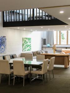 NarrabundahLarge Bright Modern Loft Apt - Central Location - Suitable for Families and Groups的客厅配有桌椅和沙发