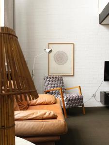 NarrabundahLarge Bright Modern Loft Apt - Central Location - Suitable for Families and Groups的客厅配有沙发和椅子