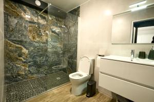 皮特尔角城La Suite Azur的浴室配有卫生间、盥洗盆和淋浴。