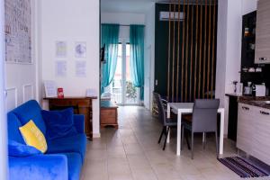 博洛尼亚Bologna Travel Suite的客厅配有蓝色的沙发和桌子