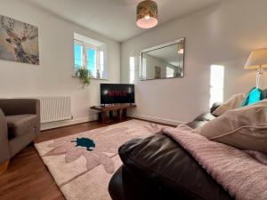 诺丁汉The Orchid-Central Beeston-Private Apartment-SmartTV-Free Wi-Fi-Tram-Parking的带沙发和电视的客厅