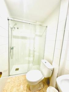 阿雷纳斯德圣佩德罗Hostal La Taberna的带淋浴、卫生间和盥洗盆的浴室