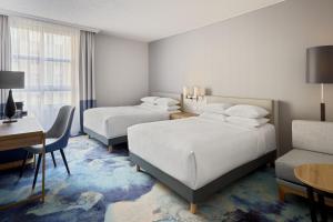 汉堡汉堡万豪酒店的酒店客房配有两张床和一张书桌